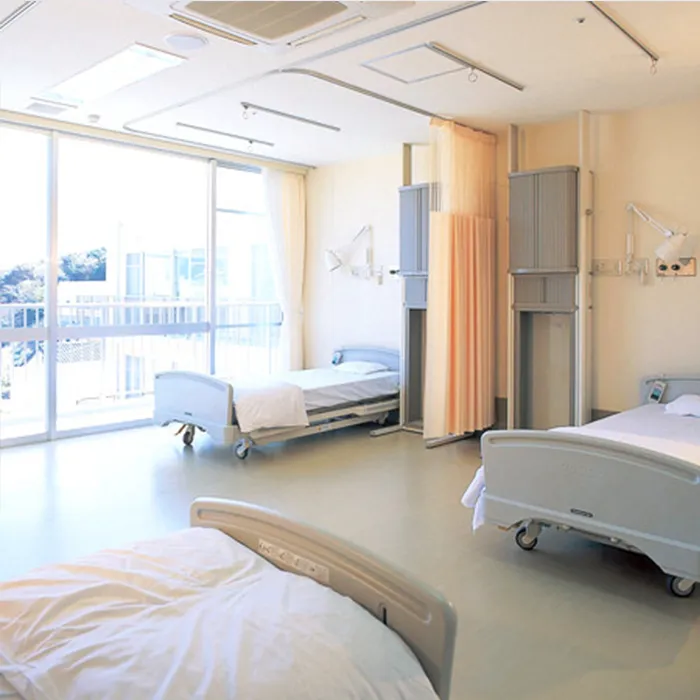 明るい光が差し込む病室の様子